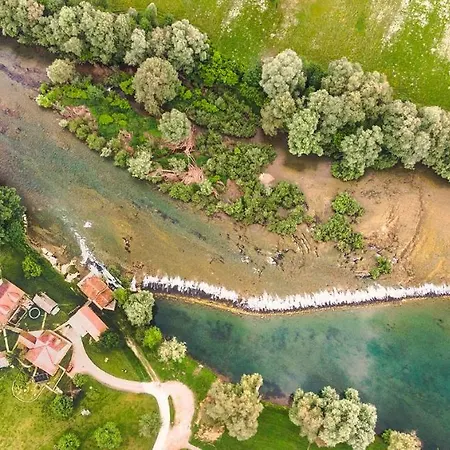 Fortun Estate - Apartmaji Ob Reki Kolpi Smještaj na farmi Metlika