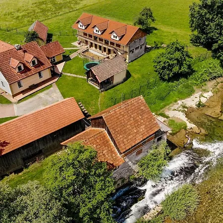 Fortun Estate - Apartmaji Ob Reki Kolpi Séjour à la ferme