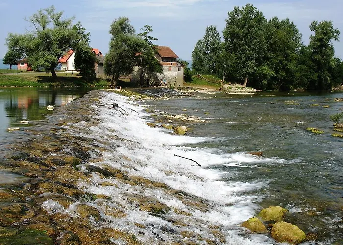 Fortun Estate - Apartmaji Ob Reki Kolpi Κατάλυμα σε φάρμα