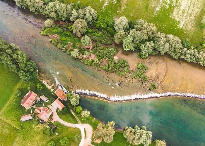 Fortun Estate - Apartmaji Ob Reki Kolpi Κατάλυμα σε φάρμα Metlika